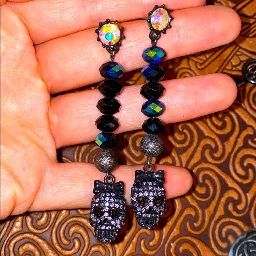 Dangling skull earrings